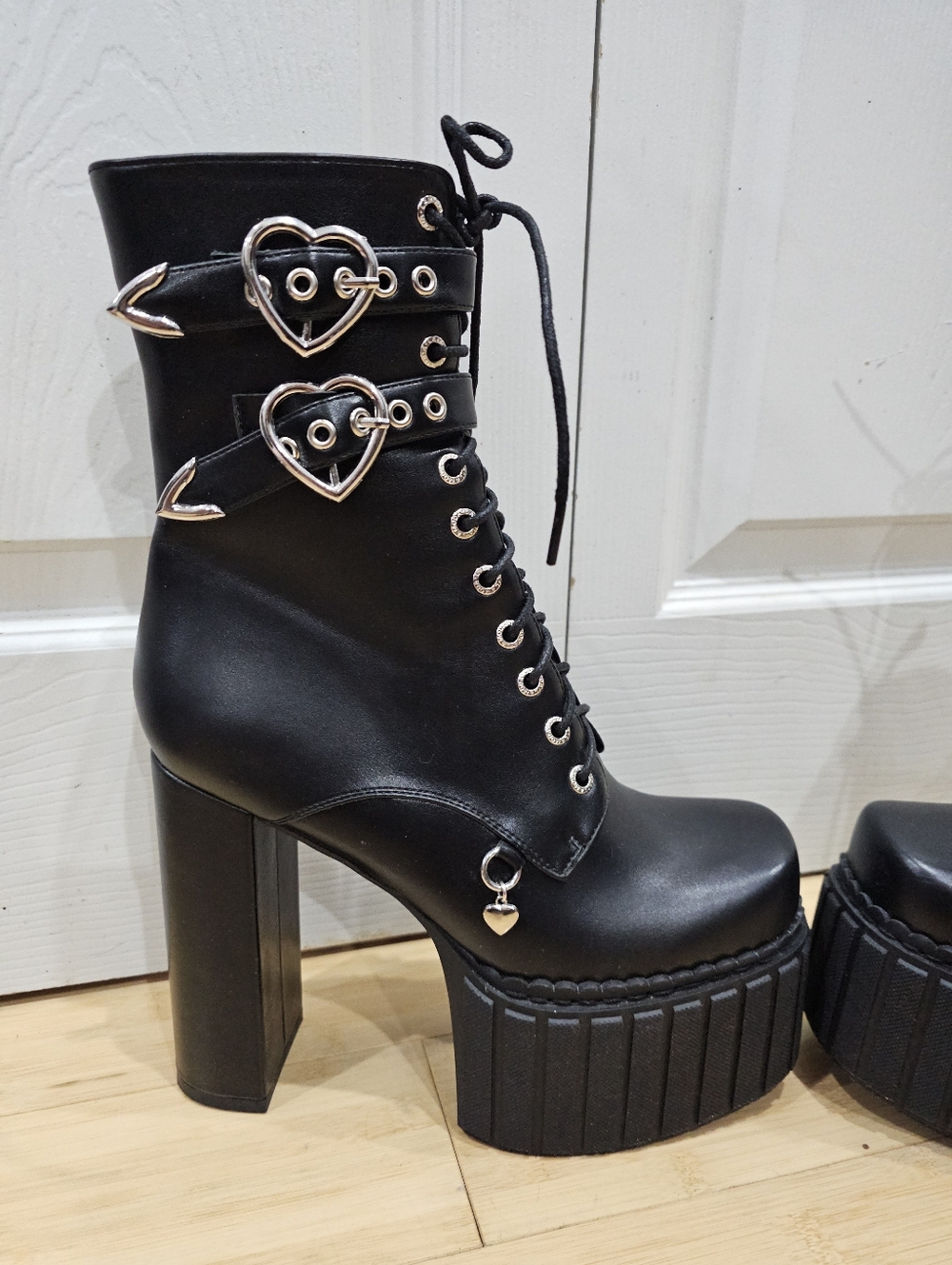 Dolls Kill Lamoda Black Queen’s Speech Platform Heart Lace Up Buckle Boots 9 - Picture 5 of 15